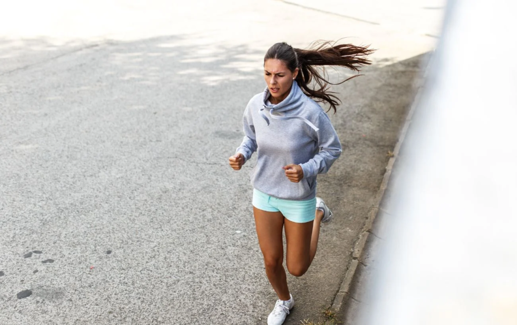 Une femme court sur la route