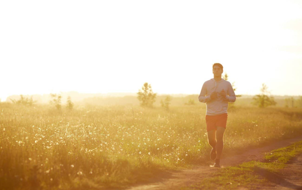 Un homme court au lever du soleil