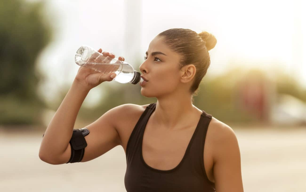 Une femme boit de l'eau