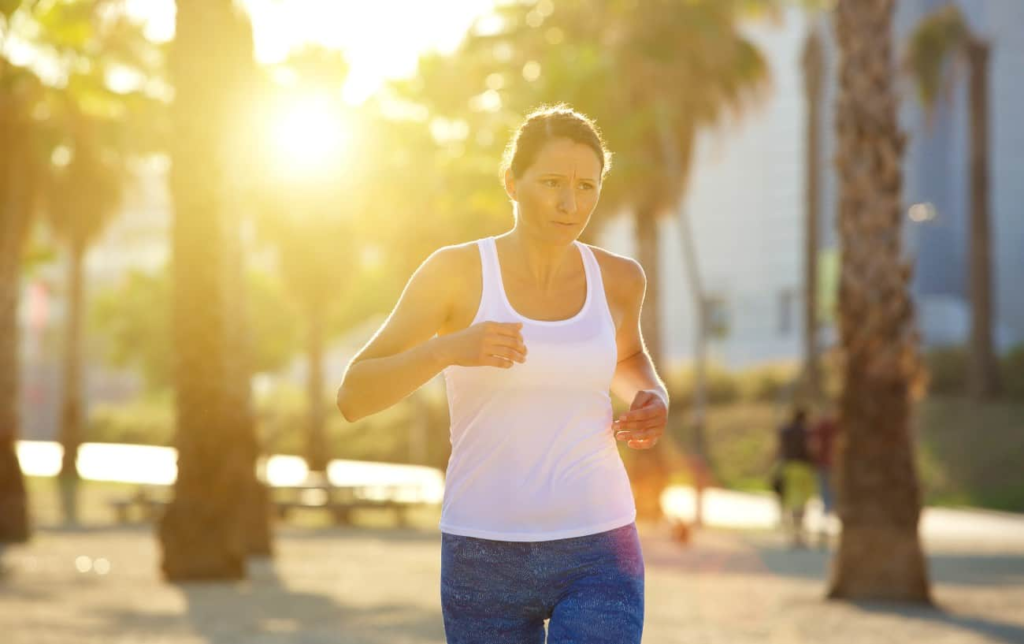 Une femme court au coucher du soleil