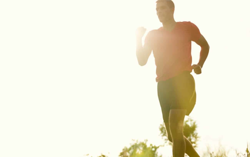 Un homme court l'été