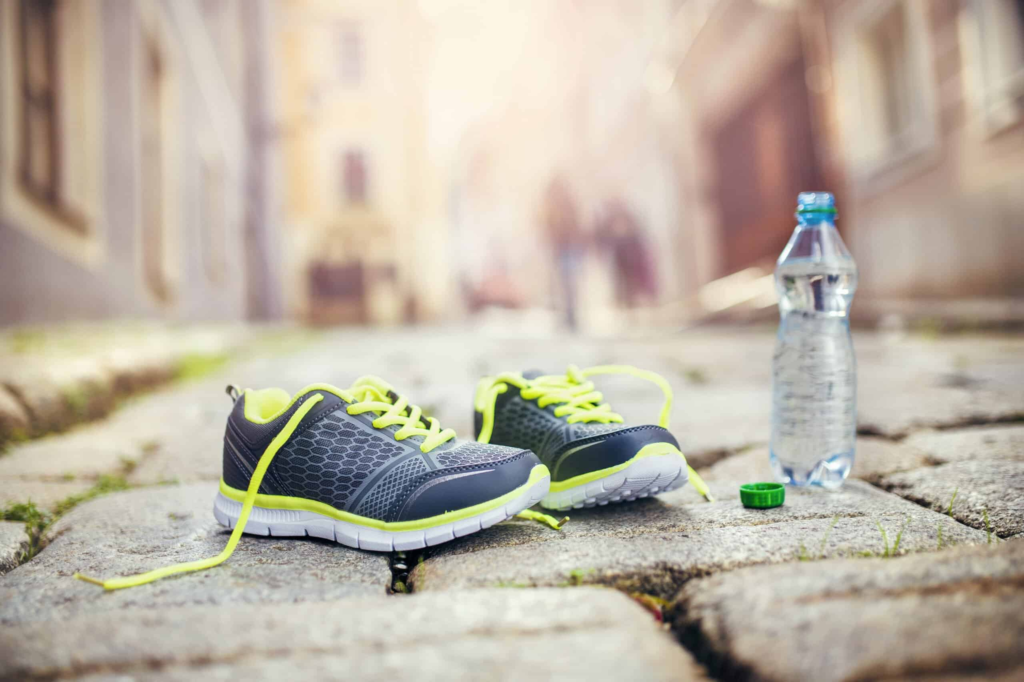 Bouteille d'eau et chaussures de running
