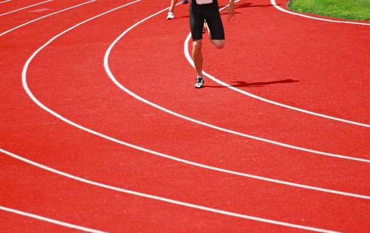 Athlète sur une piste d'athlétisme
