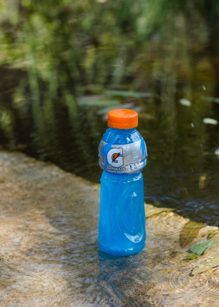 Une bouteille d'eau posée au bord d'un lac