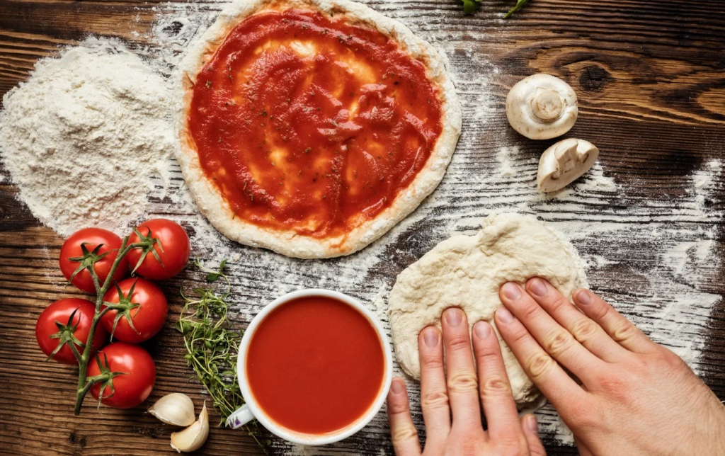 Préparation pizza base sauce tomate