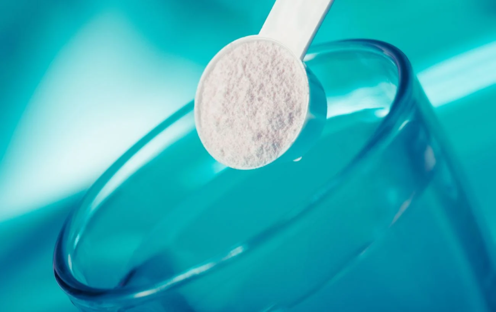 Verser une boisson électrolyte dans un verre