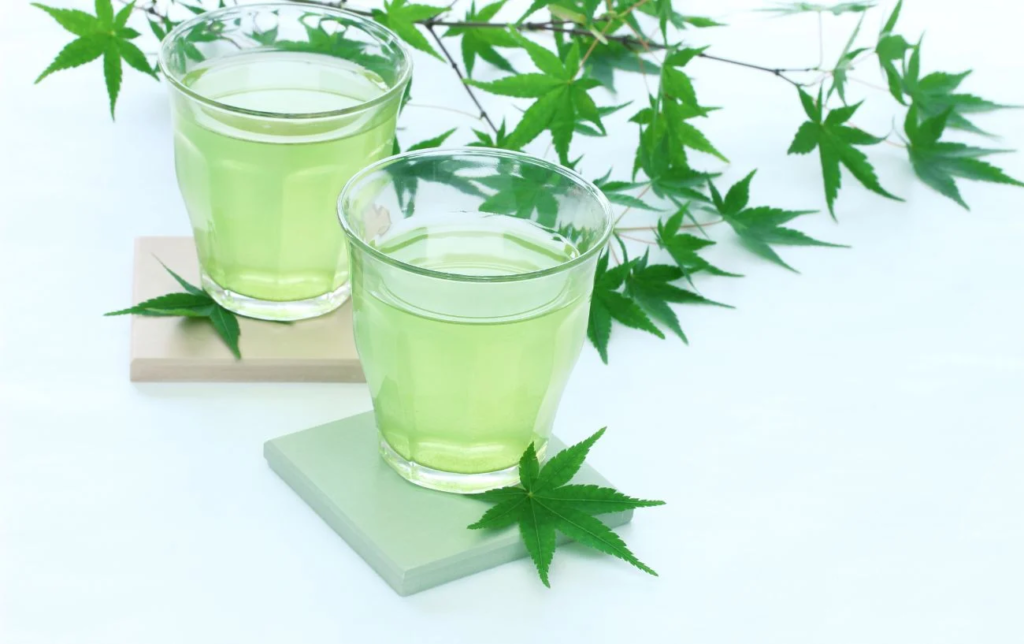 Boisson énergétique à la menthe, au gingembre et au thé vert