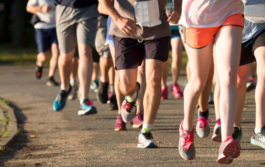 Jambes de coureurs pendant une course