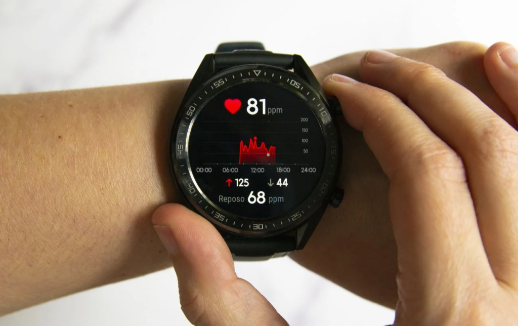 Un coureur touche sa montre et regarde les statistiques de sa montre GPS