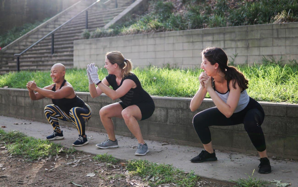 3 femmes font des squats
