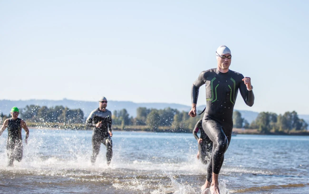 Des hommes sortent de l'eau pendant un Ironman