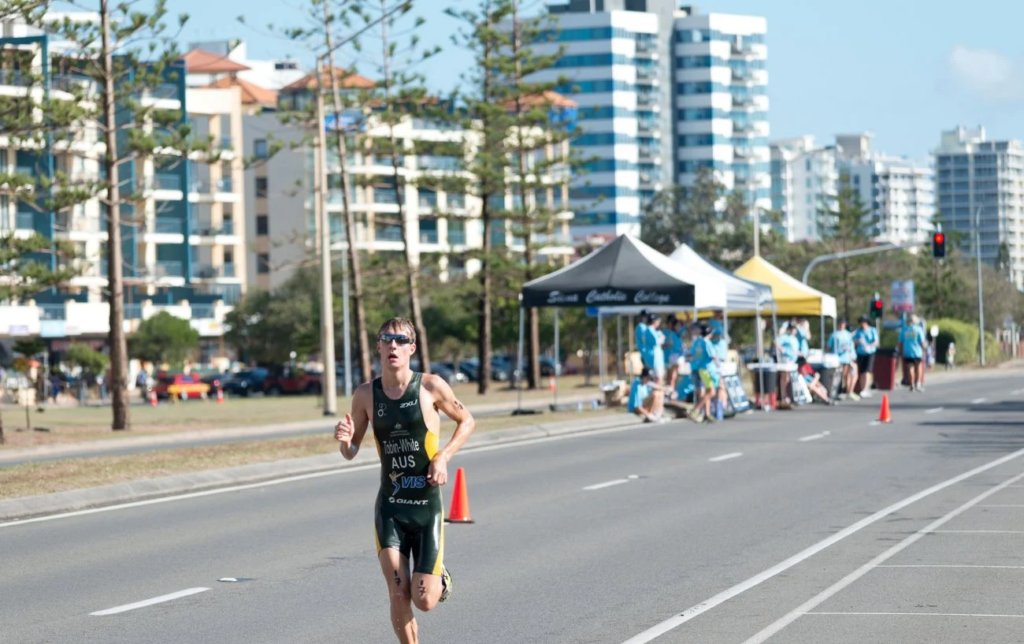 Un homme court pendant un Ironman