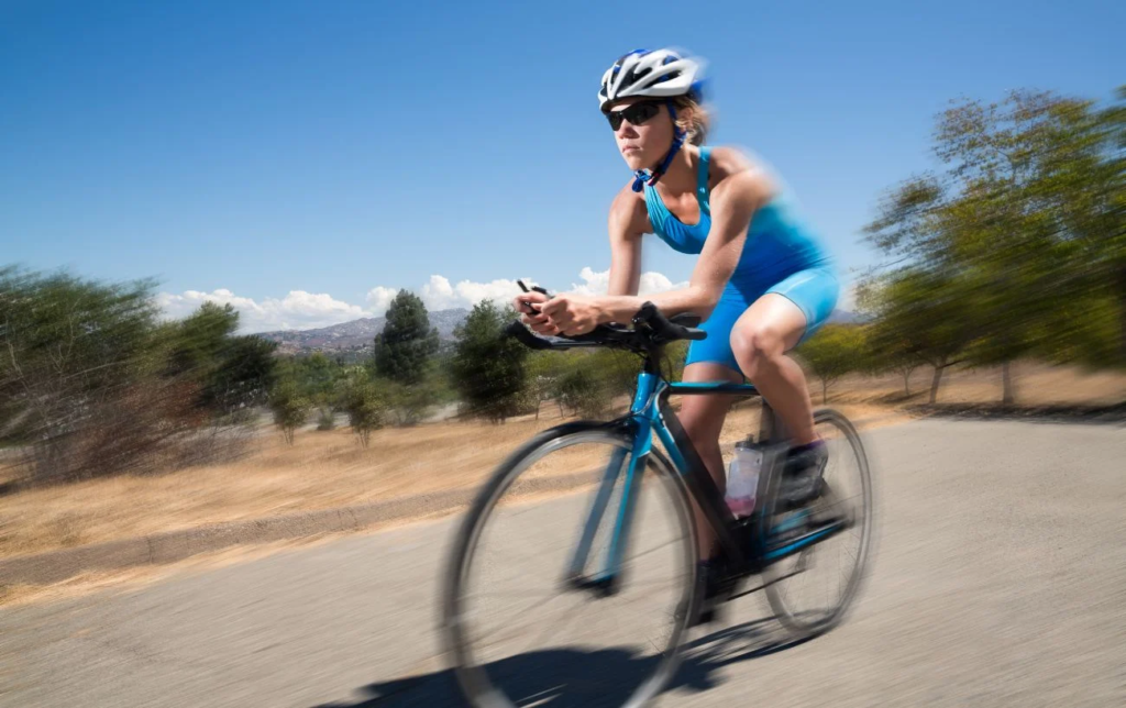 Une femme fait du v&eacute;lo pendant un Ironman