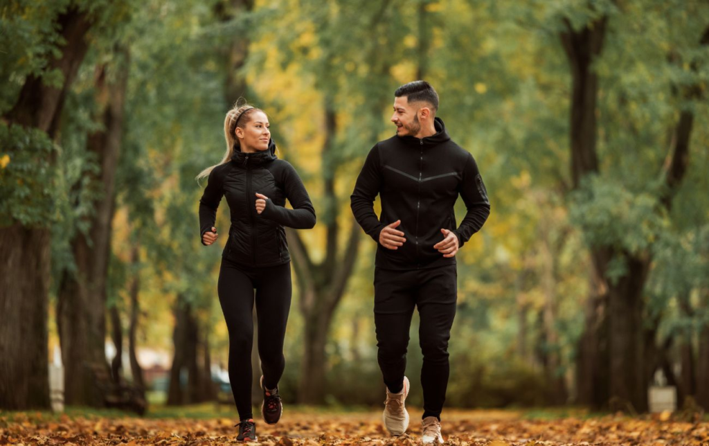 Un couple court dans la forêt