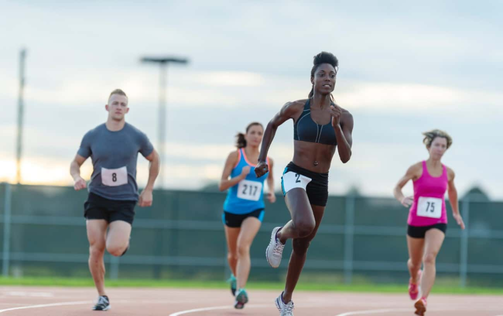 Coureurs sur une piste d'athlétisme font une séance