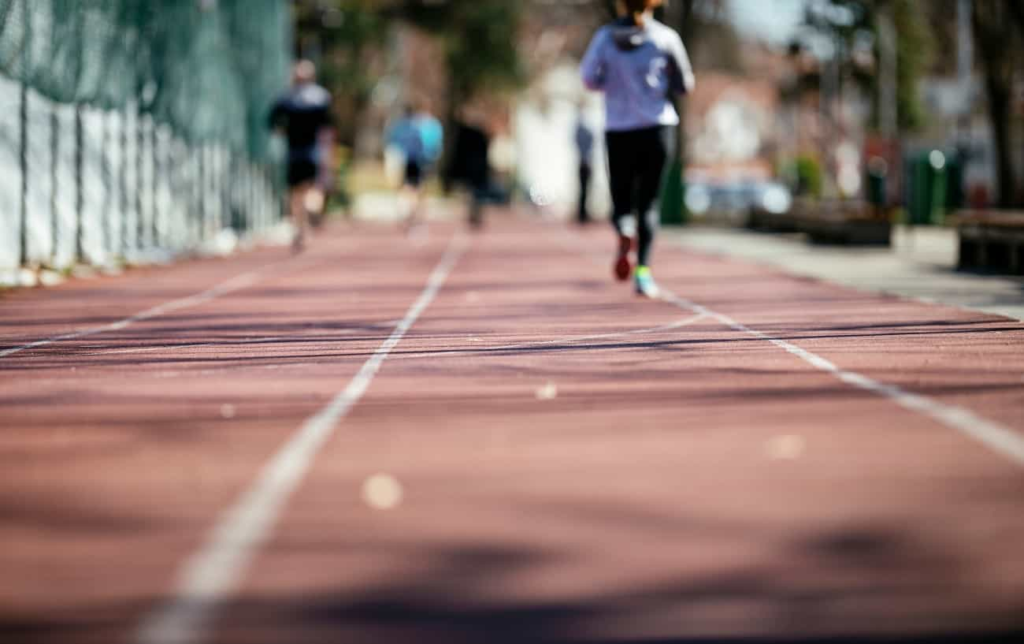 Des coureurs sur une piste d'athlétisme