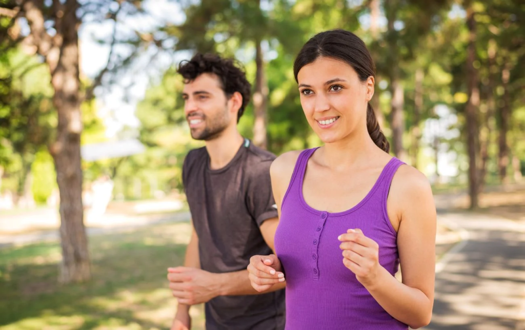 Couple de marcheurs pendant une s&eacute;ance
