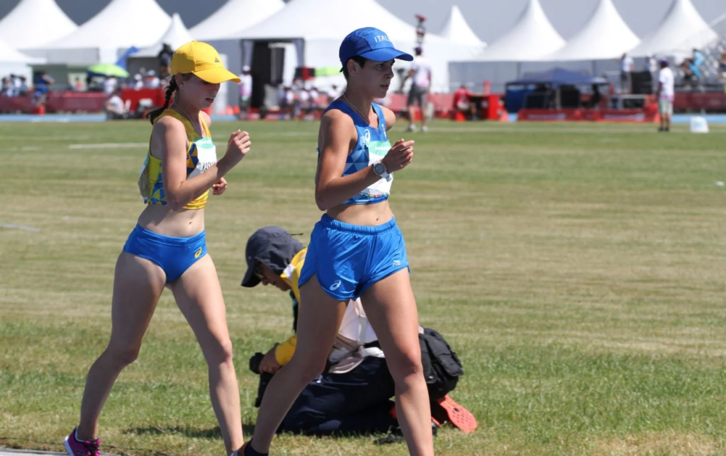 2 marcheurs pendant une course sur piste