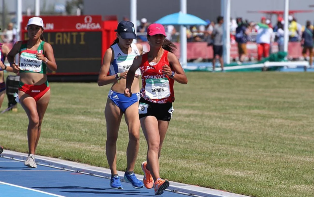 Marcheurs pendant une course sur piste