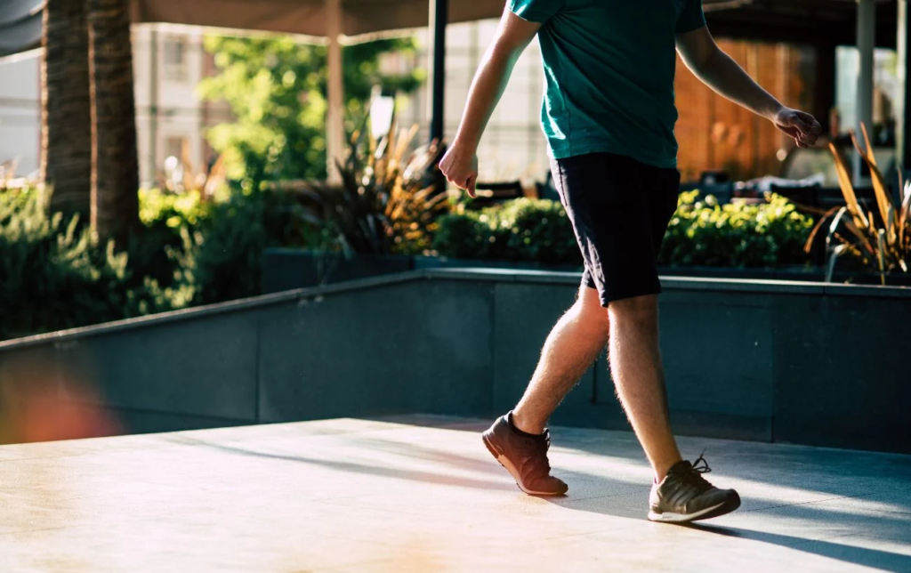 Un homme marche dans la rue