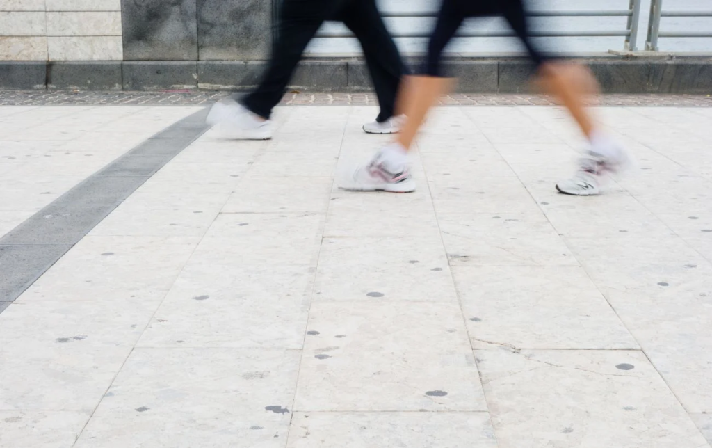 2 personnes marchent c&ocirc;te &agrave; c&ocirc;te