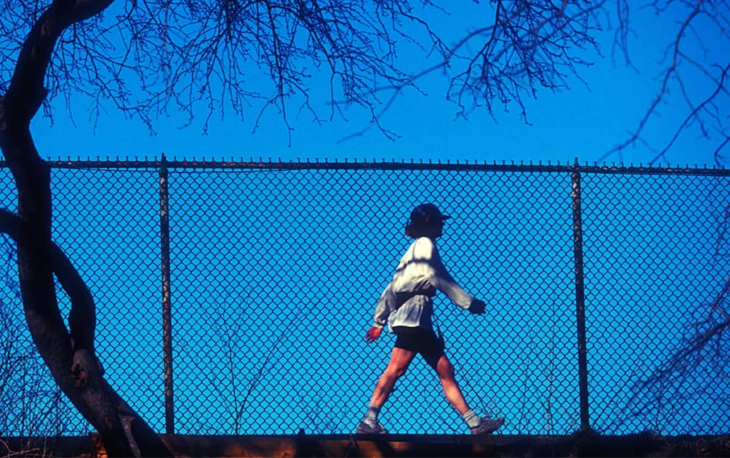 Une femme marche dans la nature