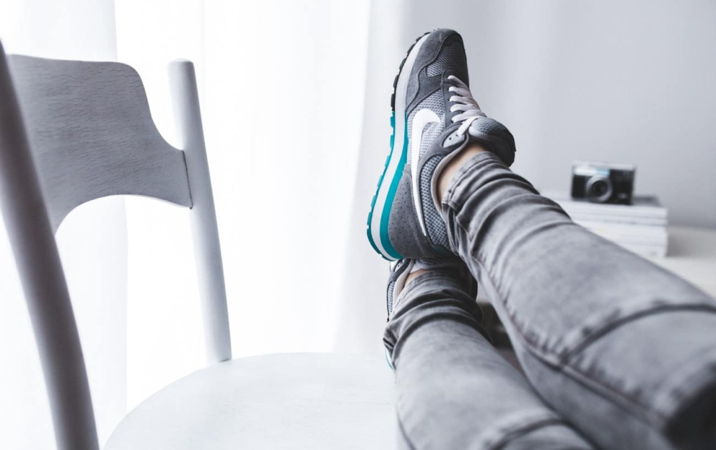 Pieds en éventail sur une chaise