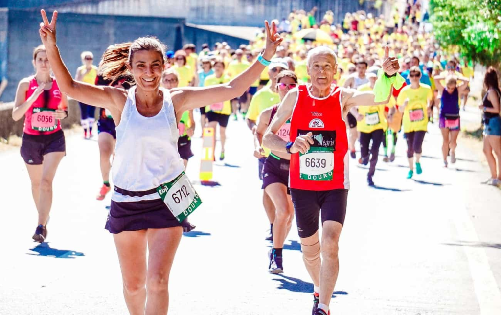 Groupe de coureurs heureux pendant un marathon