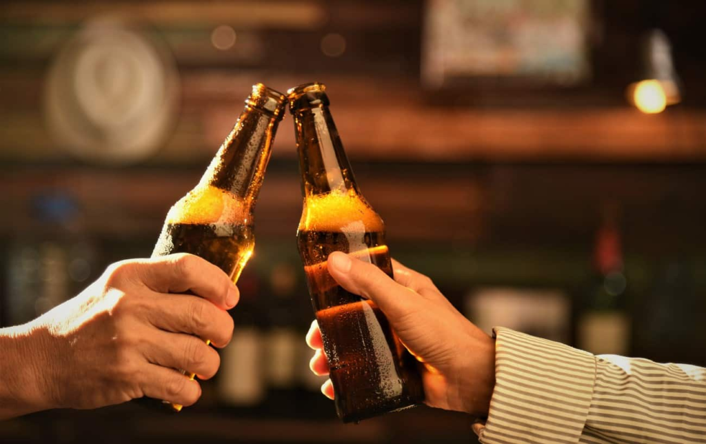2 bouteilles de bière trinquent