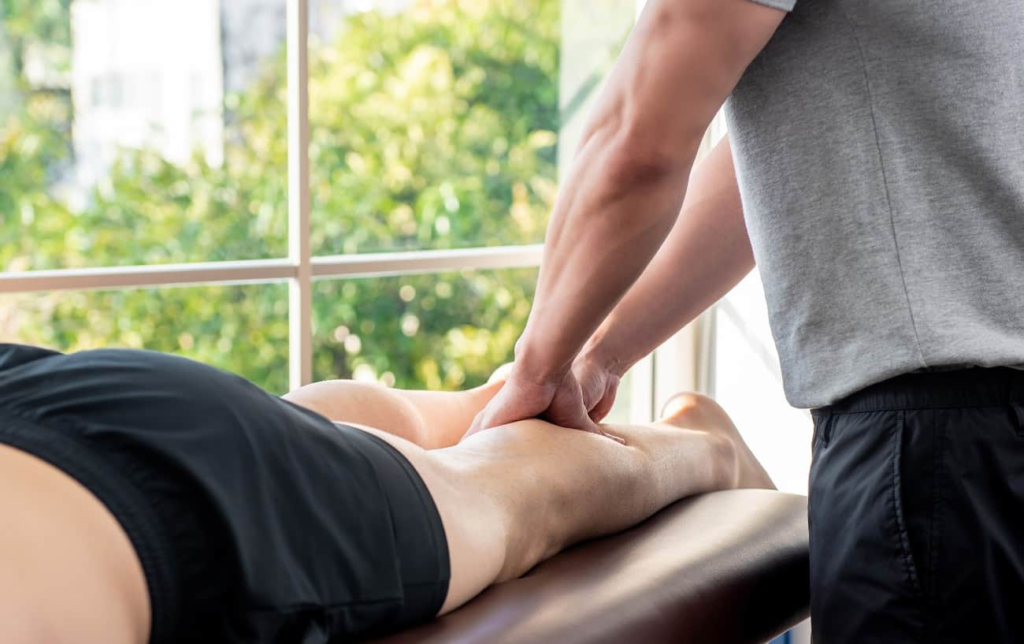 Un masseur soulage les mollets d'une patiente