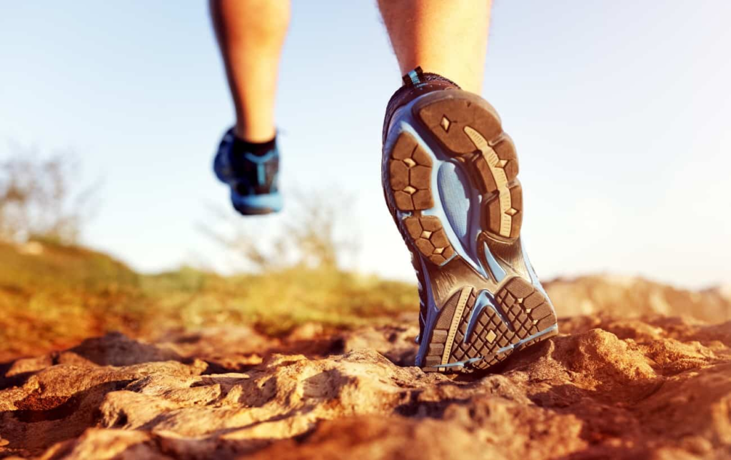 Semelle de chaussures de trail sur un sentier rocailleux
