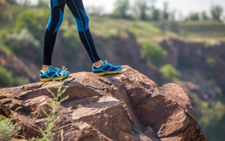 Un coureur sur un rocher à la montagne