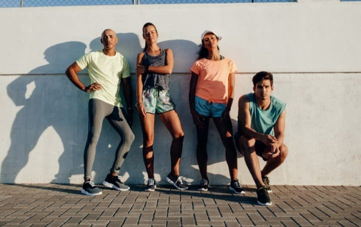 Un groupe de 4 coureurs prend la pose