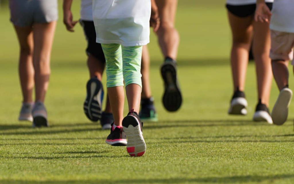 des enfants courent sur la pelouse