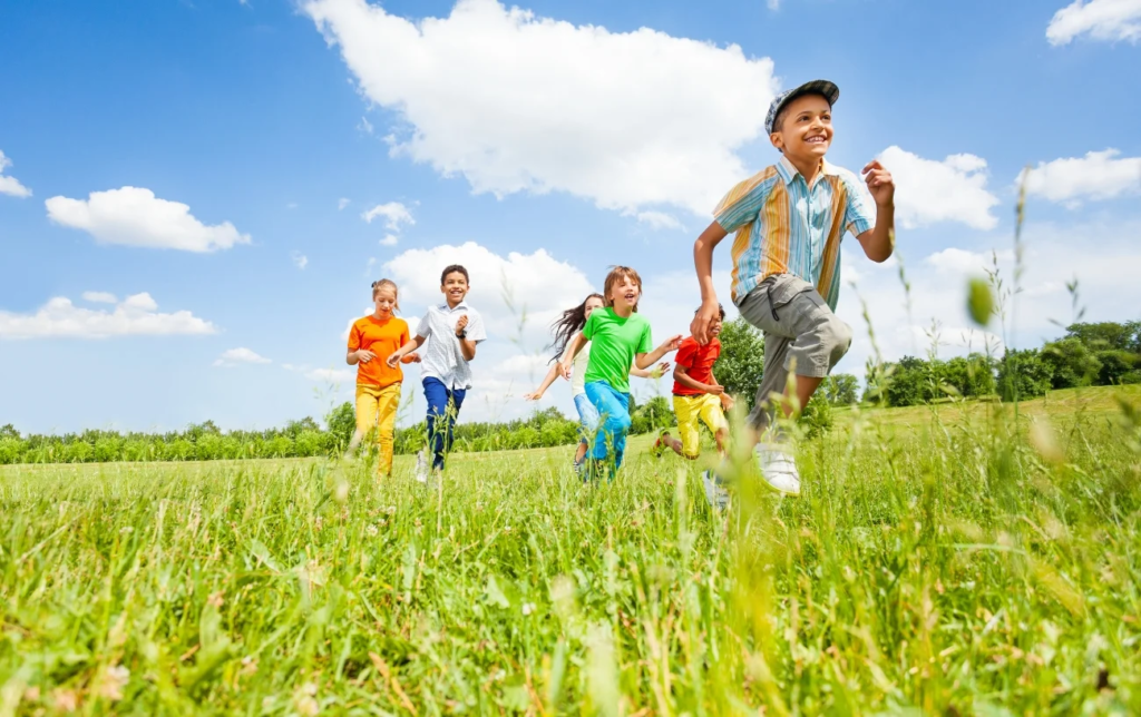 Des enfants courent sur la pelouse