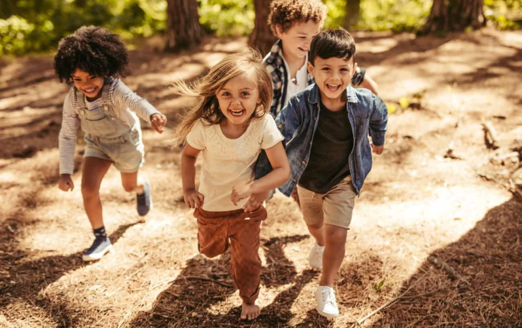 Des enfants courent et sont heureux