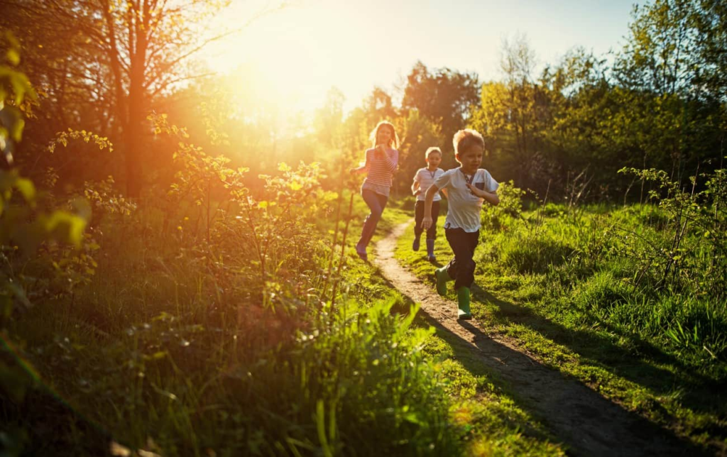 Des enfants courent sur un sentier