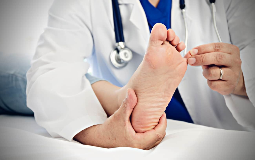 Un podologue examine un doigt de pied d'un patient