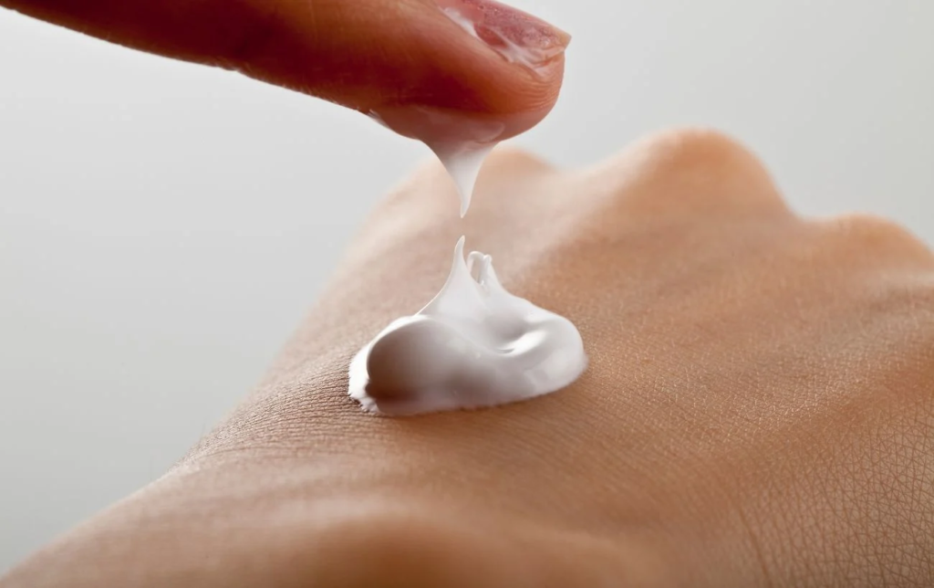 Crème posée sur la peau