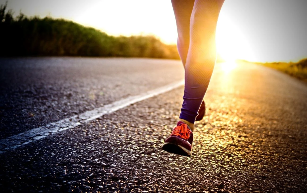 Chaussures e running foule le bitume