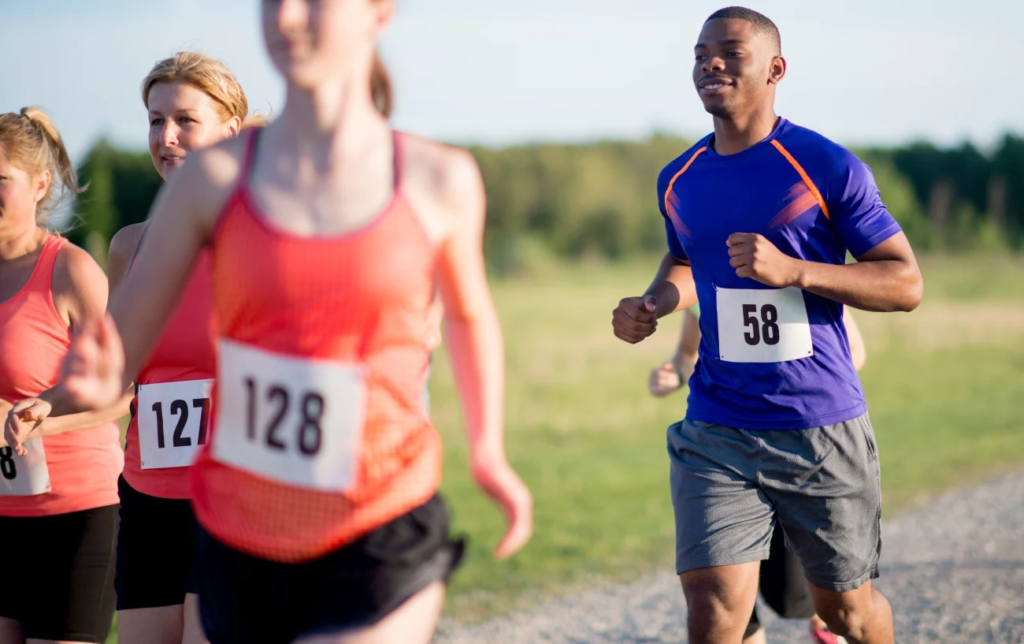 Groupes de coureurs pendant une course 
