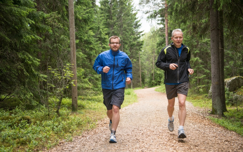 2 coureurs dans la forêt en séance