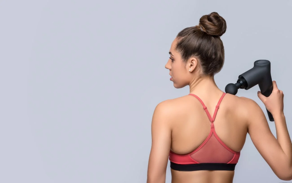 Une sportive utilise un rouleau de massage sur l'épaule