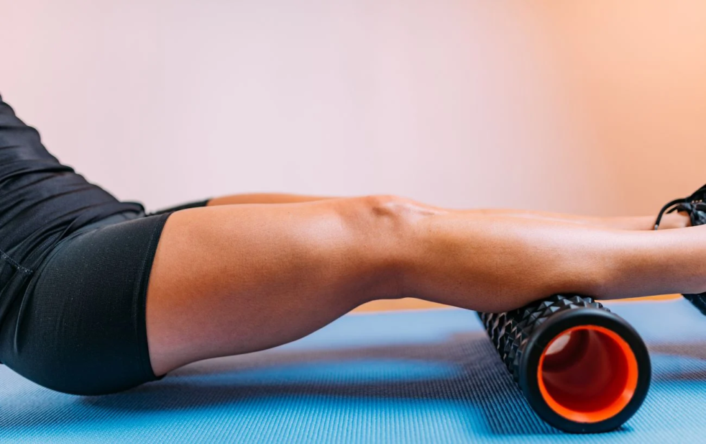 Rouleau de massage sur les mollets