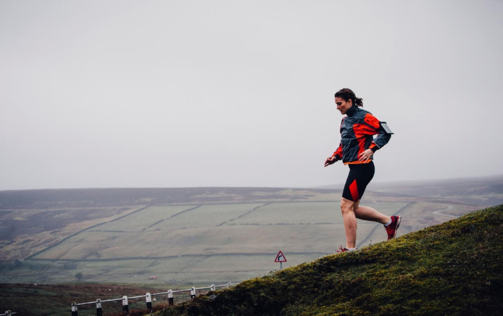 Une femme court en descente