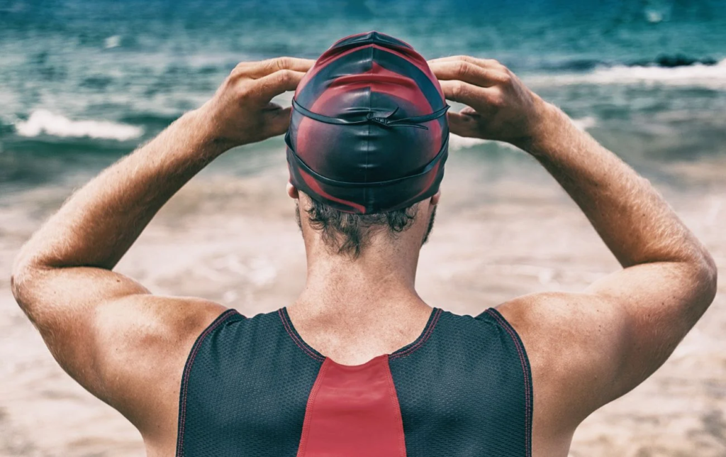 Nageur se prépare à entrer dans l'eau Ironman