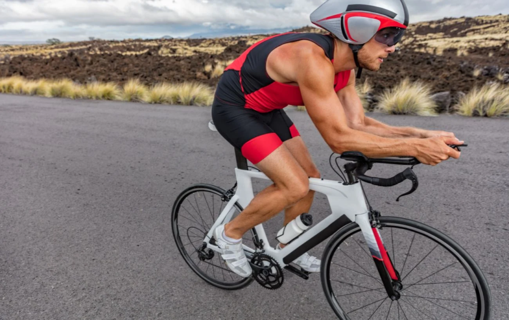 Cycliste pendant un Ironman