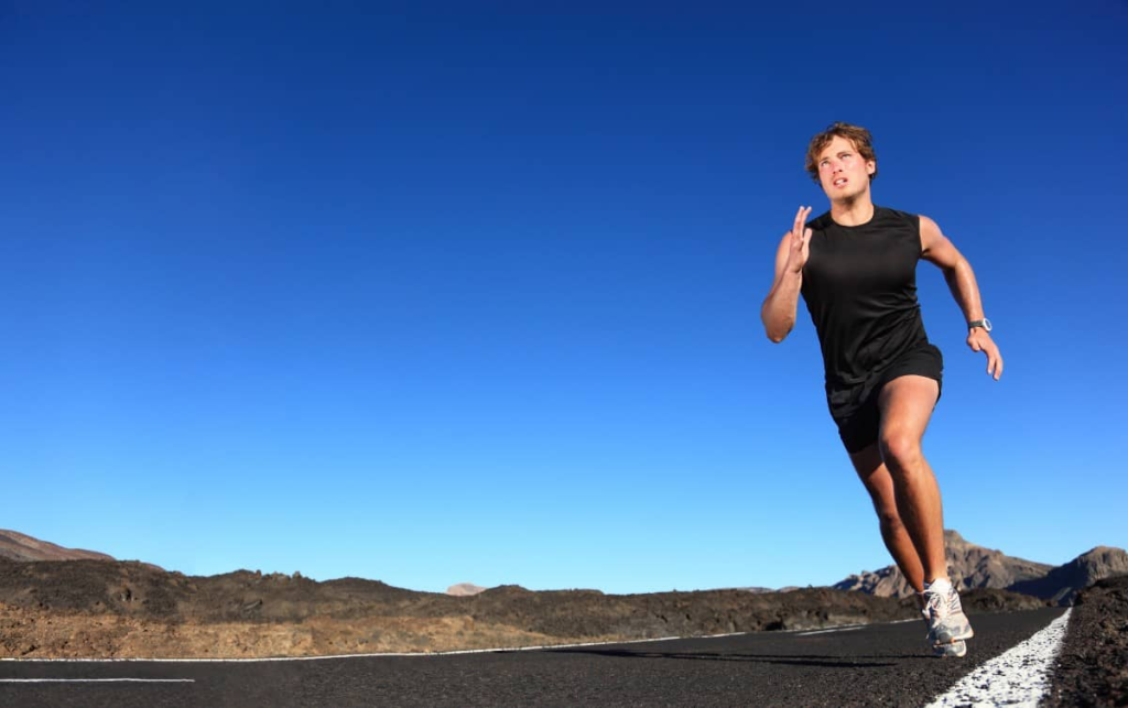 Un homme court sur une route
