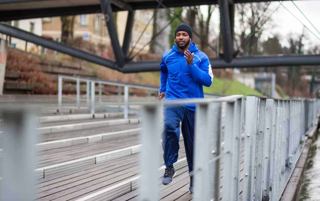 Un homme court dans un stade