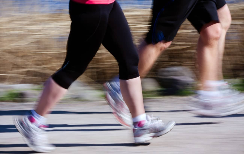 Foulées de 2 coureurs vue des jmabres